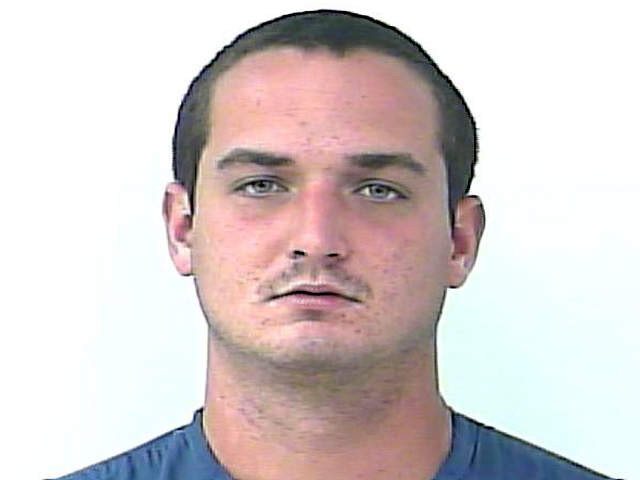 Un american, arestat dupa ce a postat pe Facebook o poza in cara mangaie un lamantin. FOTO