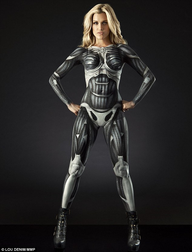 O fosta membra a Pussycat Dolls a pozat vopsita complet. "Mi-am petrecut Valentine's Day cu cainele"