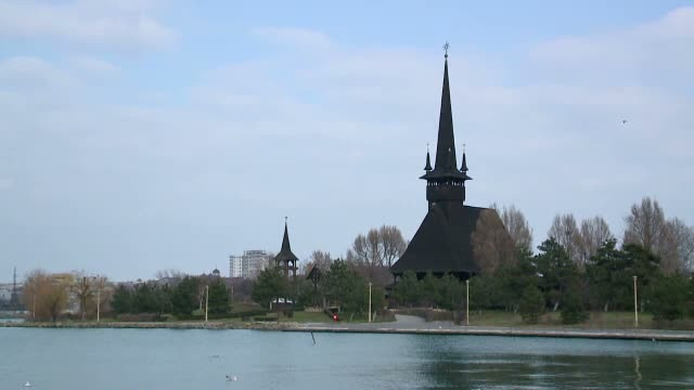 Un preot a fost suspendat dupa ce a inceput sa faca profit cu o biserica de vis din Dobrogea