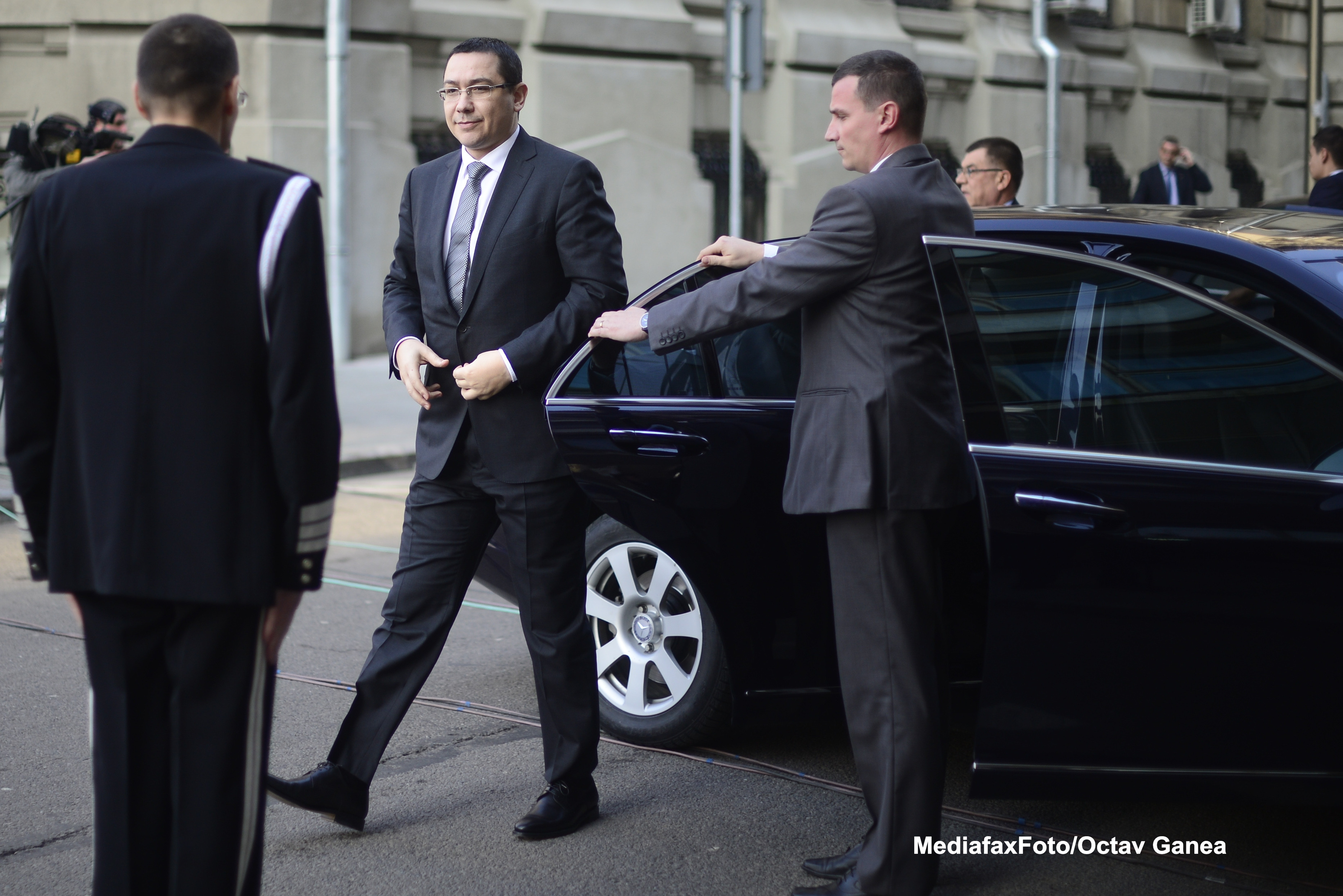 Premierul Victor Ponta va merge la Budapesta, la invitatia Partidului Socialist Maghiar