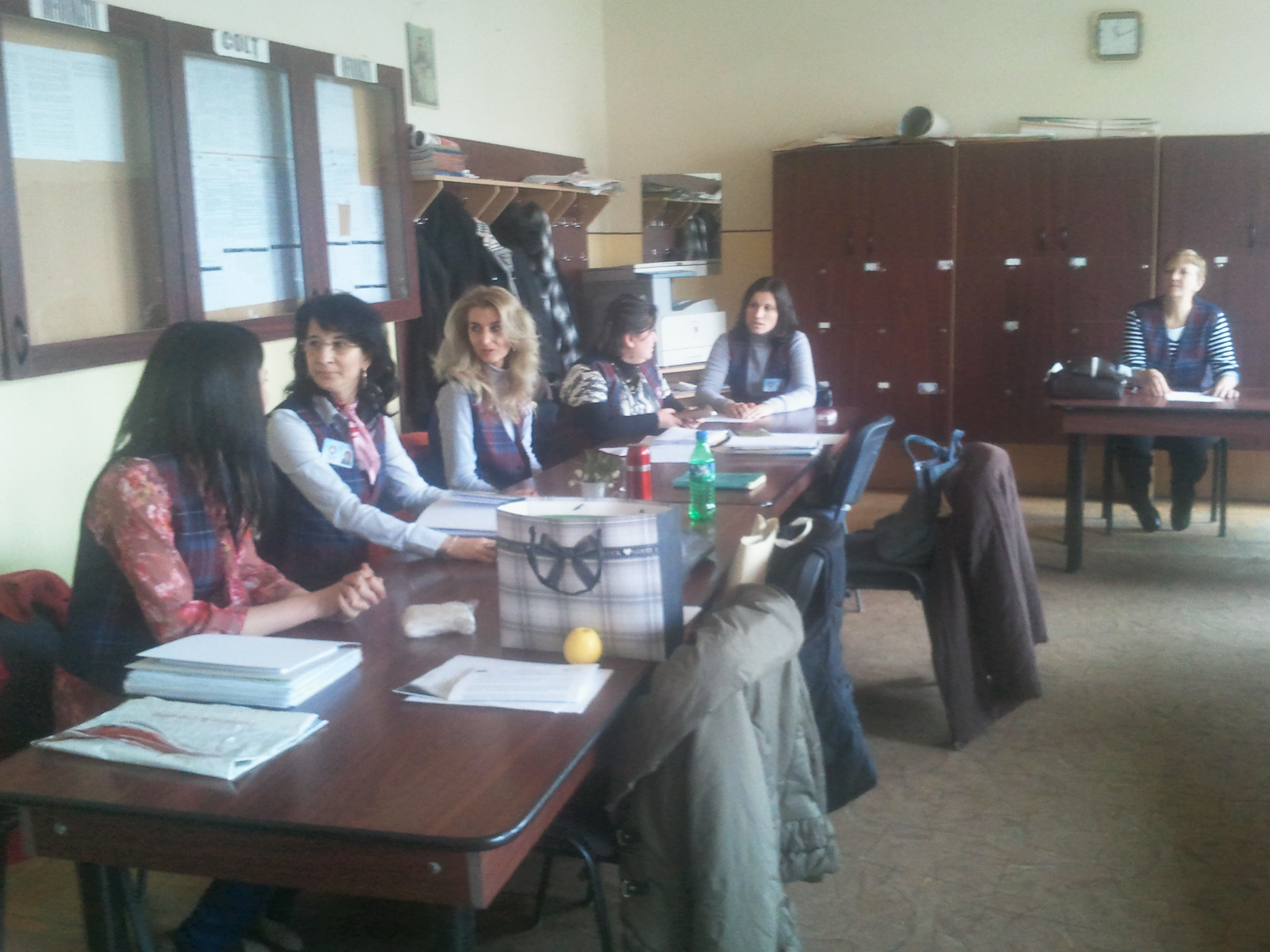 Premiera la o scoala din Arad: dascalii poarta uniforme pentru a da un exemplu elevilor