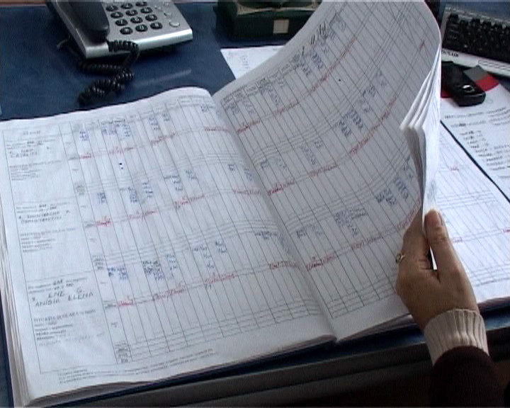 Un elev de 13 ani, din Dambovita, este cercetat penal dupa ce a furat catalogul clasei sale. Ce a facut cu el