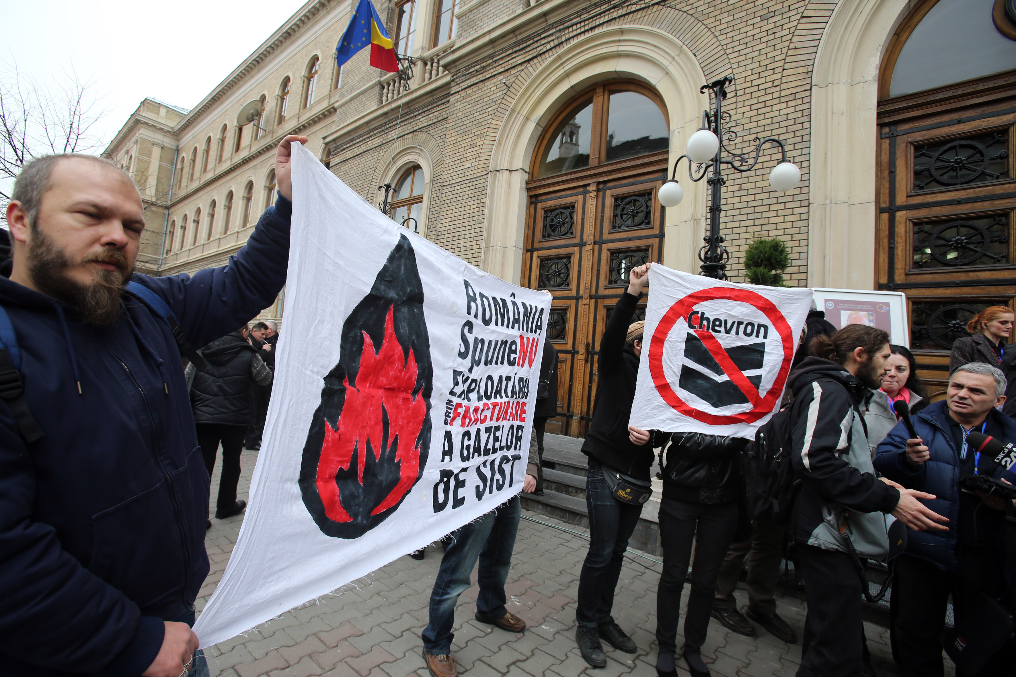 "La Cluj nu sunteti doctor, domnule Ponta". Cum a fost primit premierul in fata UBB din Cluj. FOTO