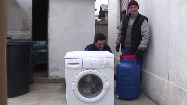 Disputa apriga intre moldoveni si olteni: cine a inventat de fapt masina de spalat cu butoi