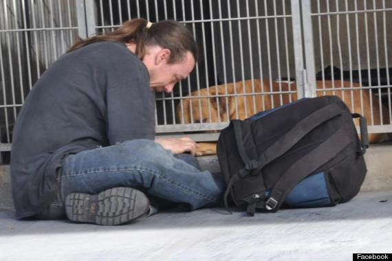 Fotografia care a impresionat Facebook. Povestea barbatului nevoit sa renunte la catelul sau