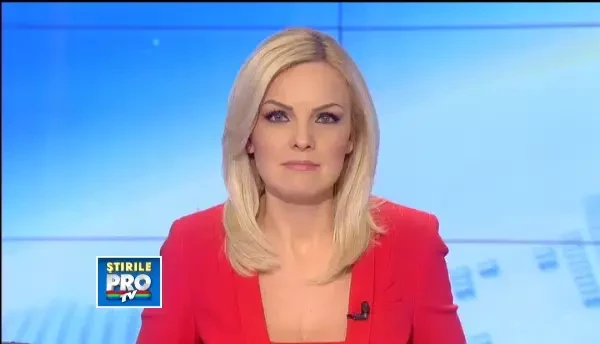 Mita, vulpea surprinzator de prietenoasa, mascota salvamontistilor din Bucegi. VIDEO