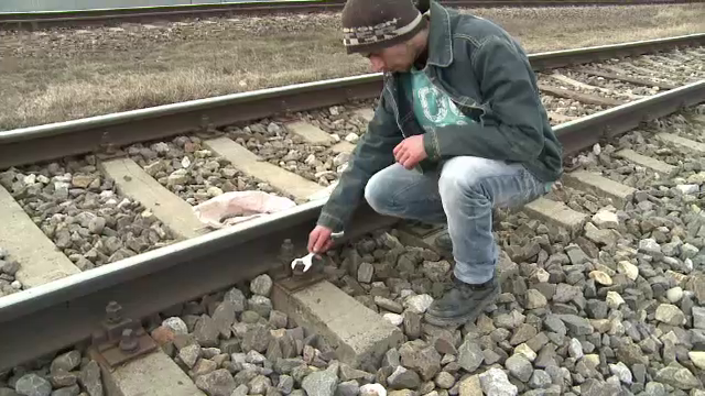 Trei hoti de suruburi de cale ferata din Galatii, prinsi. Ce tragedie se putea produce din cauza lor