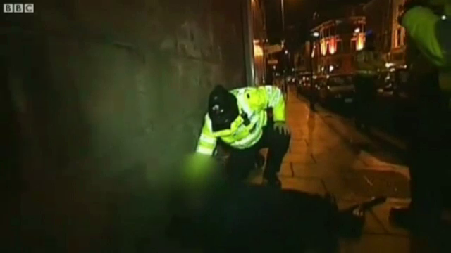 Alcoolicii din Marea Britanie care isi mai fac nevoile pe strazi,pusi sa spele cu mopul si detergent