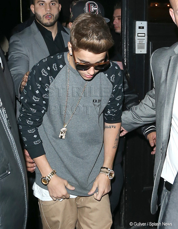 "Nu s-a uitat in oglinda cand a iesit din casa?". Cum s-a echipat Justin Bieber pentru club. FOTO