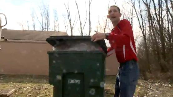 Ce a descoperit un barbat intr-un cos de gunoi: "Cum a putut cineva sa arunce asa ceva?"