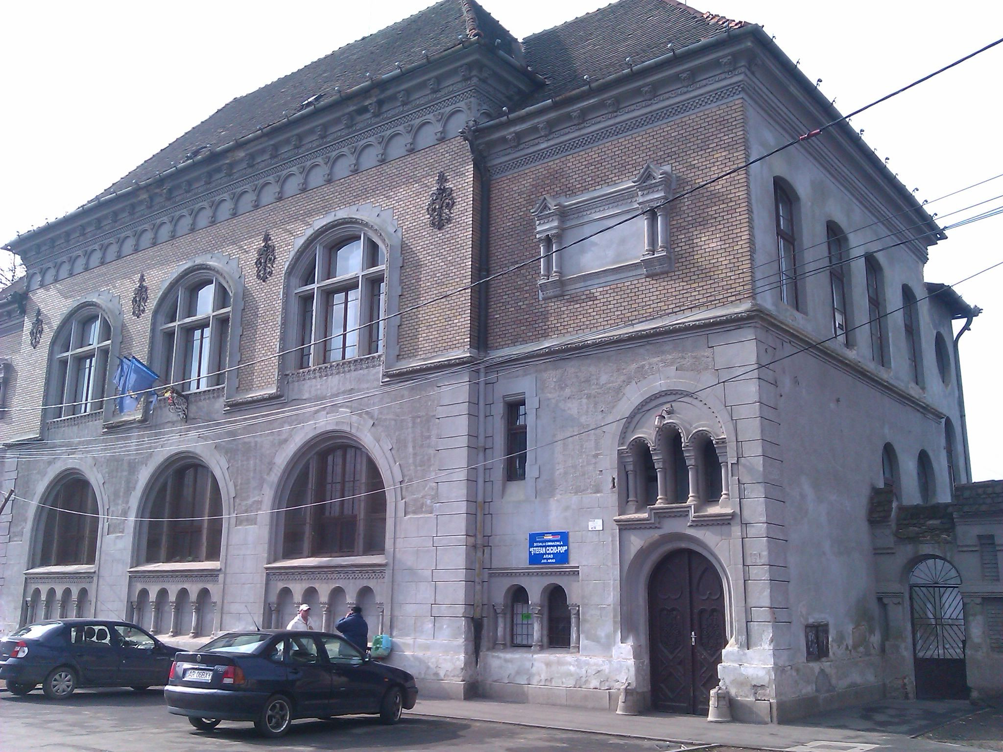 Elev luat cu ambulanta de la scoala dupa ce a fost batut de un coleg. De la ce a pornit cearta