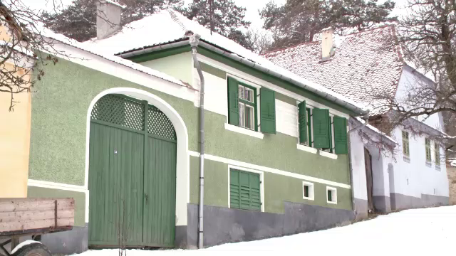 Satul Viscri, vizitat in 2012 de 20 de mii de turisti.Sotia dulgherului a devenit operator de turism