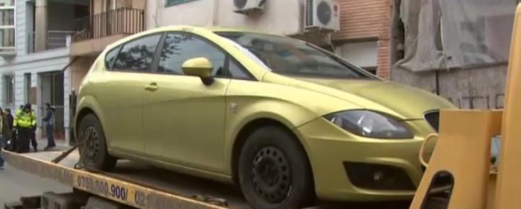 Disperata sa-si pastreze masina, o tanara a lovit functionarul bancar care venise sa o recupereze