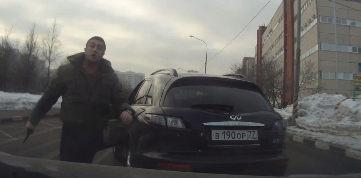 VIDEO FABULOS! El e cel mai penibil smecher din trafic! A scos pistolul, dar s-a facut de ras in ultimul hal!