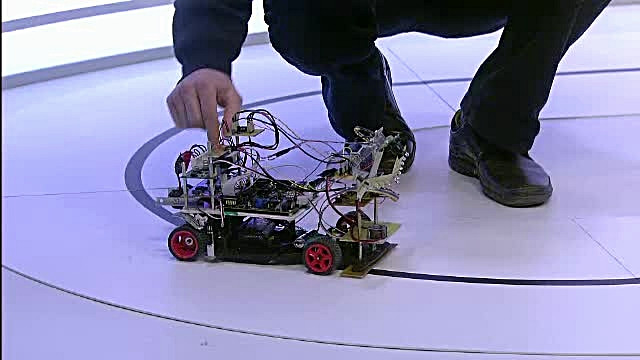 iLikeIT. Doi studenti la Politehnica prezinta prototipul masinii inteligente. Demonstratie cu roboti