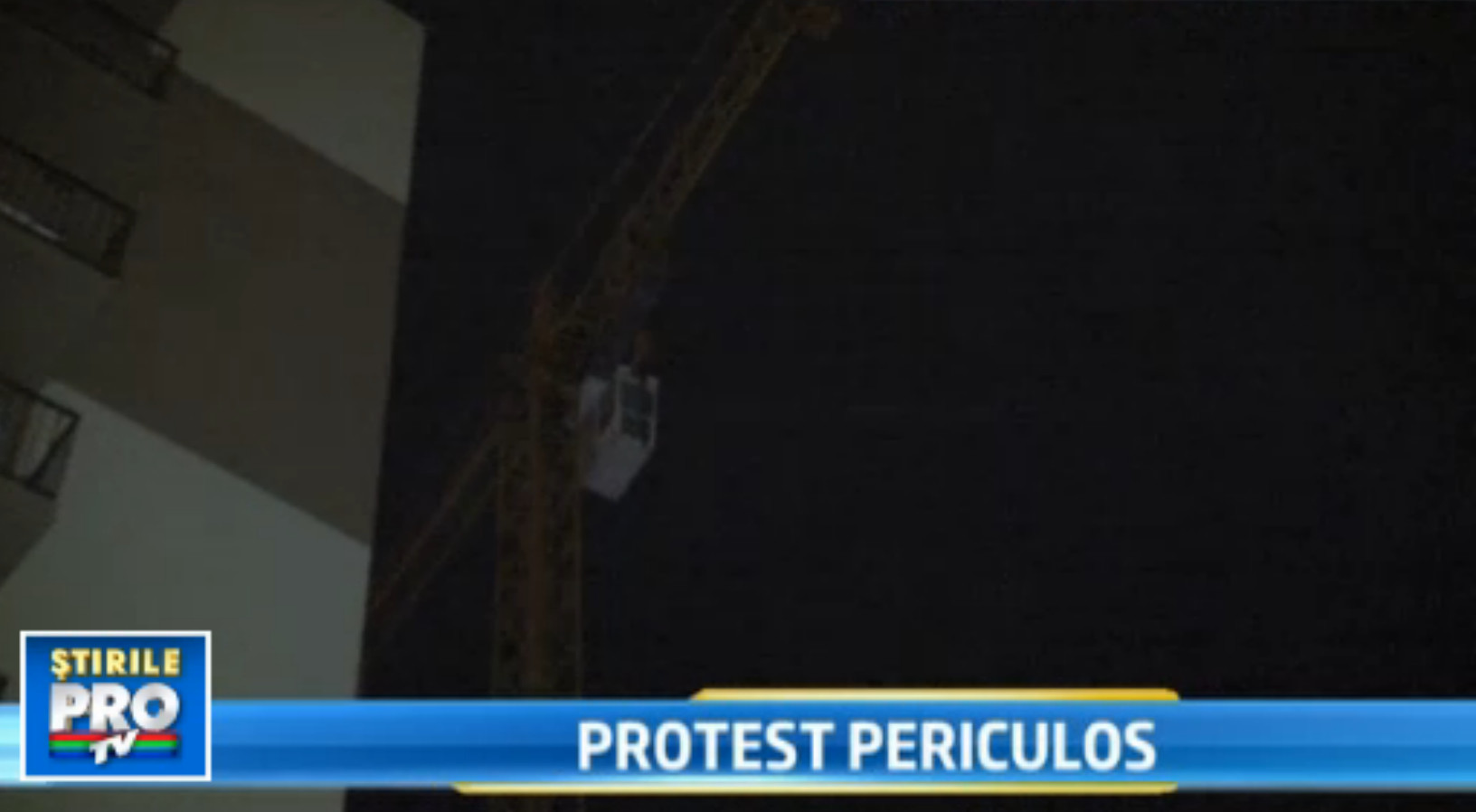 Pentru ca nu si-a primit salariul, un barbat din Oradea a decis sa protesteze...de la inaltime.VIDEO