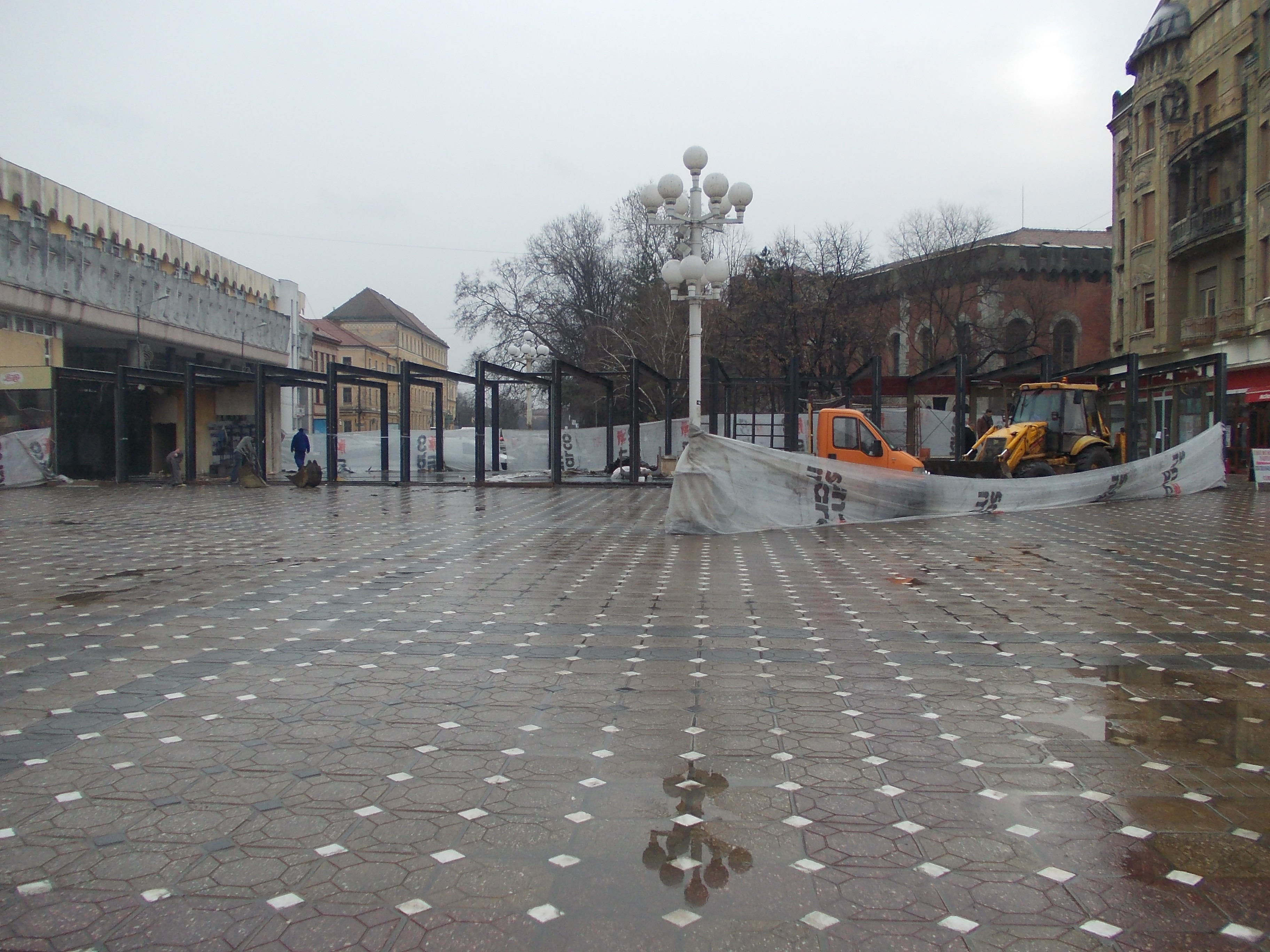 Ultimele zile pentru “Acvariu”. Cladirea din sticla dispare, in sfarsit, din Piata Victoriei