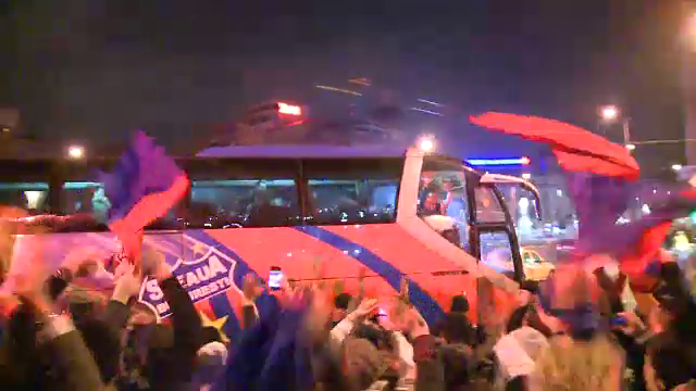 Fotbalul a iesit in strada. Fanii s-au strans azi noapte la Universitate, dupa calificarea Stelei