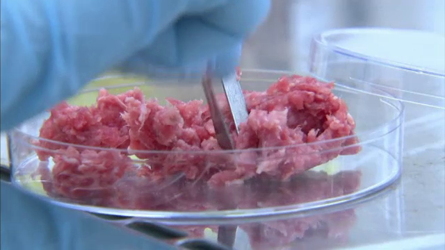 200 kg de pasta de mici retrasa dintr-un lant de hipermarketuri. Ar putea fi carne de cal