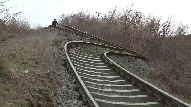 Alunecari de teren in Galati. O linie de cale ferata a fost contorsionata pe o lungime de 500 metri
