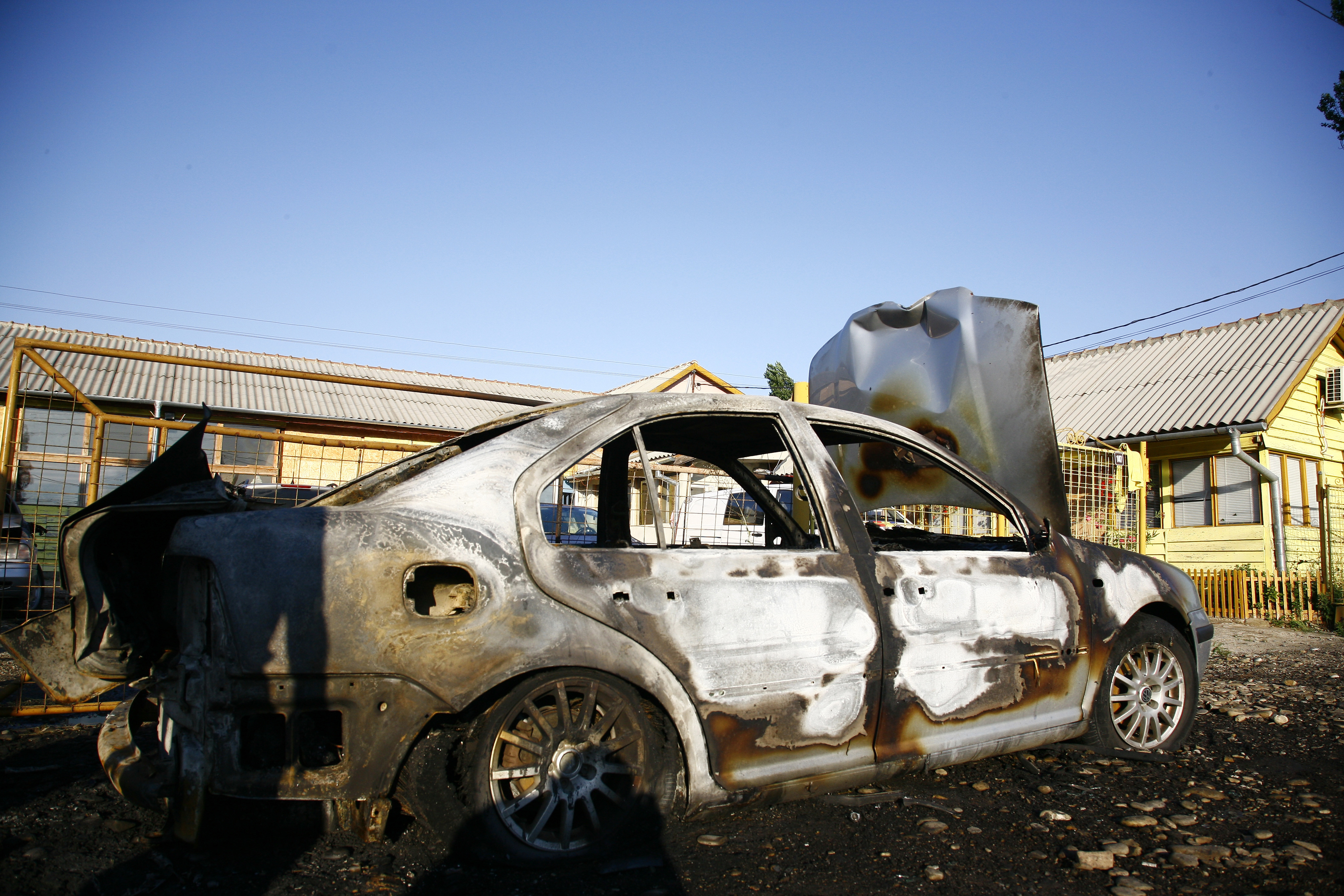 Autoturism Mitsubishi incendiat in Capitala. Surse judiciare: focul a fost pus din razbunare