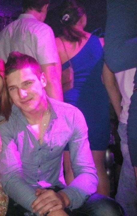 Barbatul care a dat cu spray lacrimogen la balul unde a murit un tanar a fost retinut.E fiu de preot