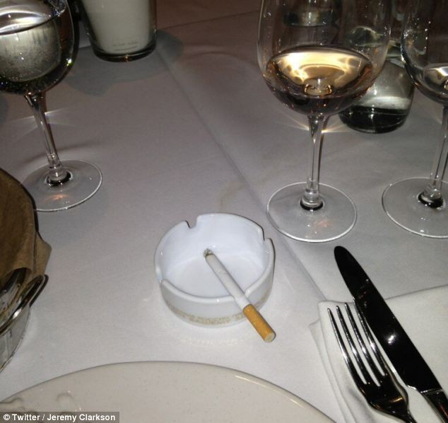 tigara aprinsa, poza Jeremy Clarkson