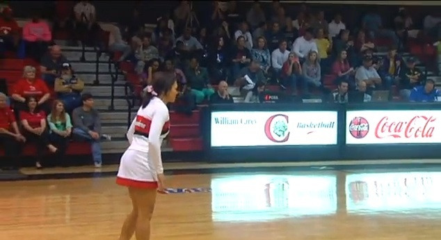 Nici starurile din NBA nu ar reusi asa ceva. O majoreta a inscris un cos magnific. VIDEO