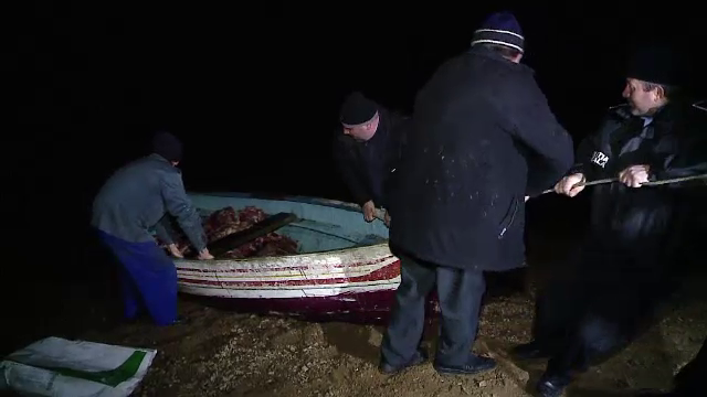 Sute de kilograme de carne au fost descoperite in apele si pe malul unui lac de langa Cluj