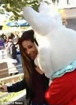 VIDEO. Distractia de la Disneyland s-a transformat in spaima. Doua fete, agresate de "Iepurele Alb"