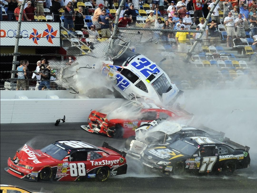 “O, Doamne! Puteam sa murim!” Cum s-a vazut din tribune accidentul infiorator din NASCAR!