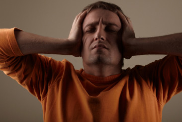 18 romani au zis ca NU LI SE POATE INTAMPLA ASTA! Ce au aflat in timp ce se UITAU LA TELEVIZOR