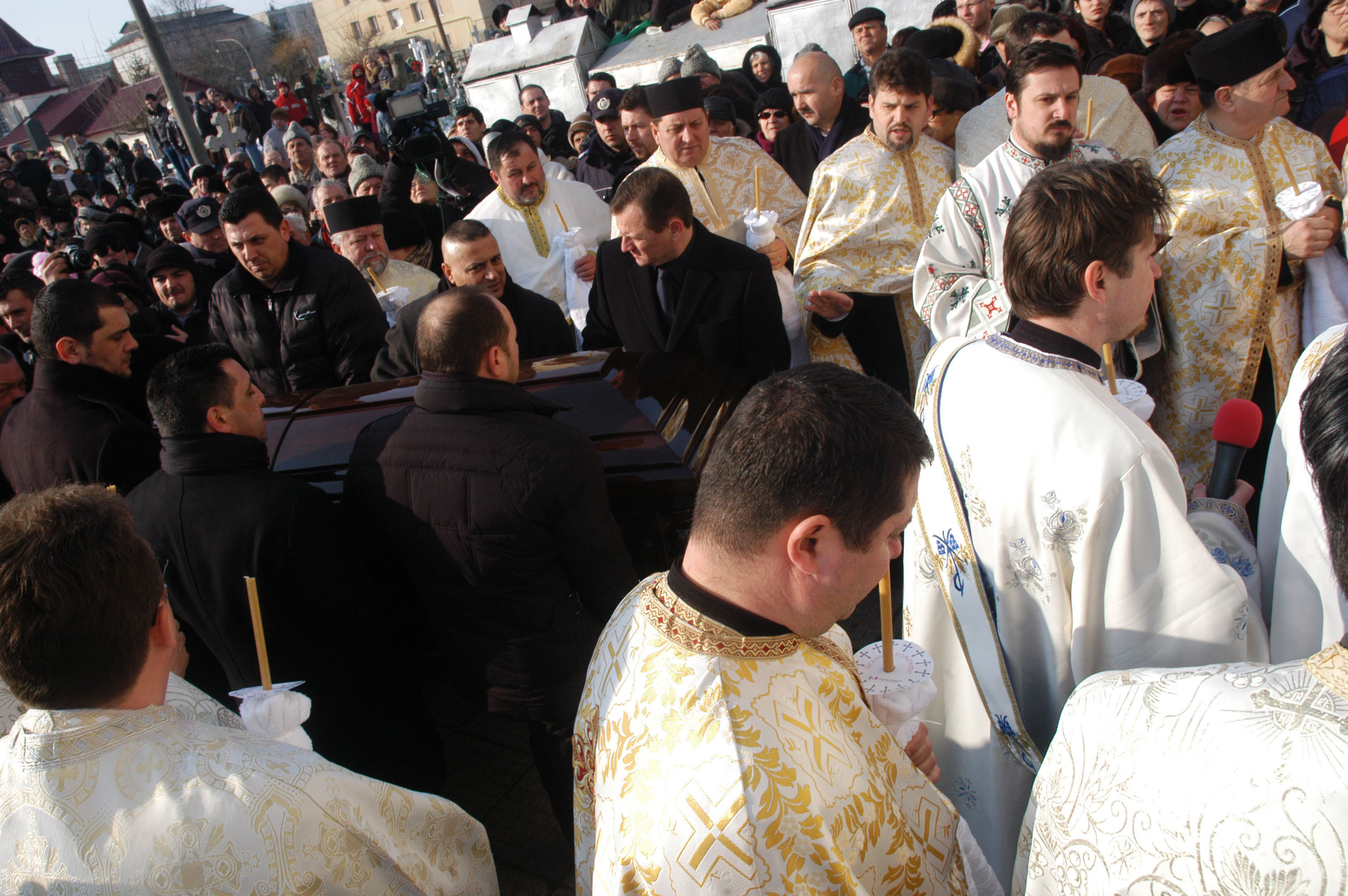 Unul dintre preotii prezenti la funeraliile lui Dumitru Sechelariu, suspendat pentru 20 de zile