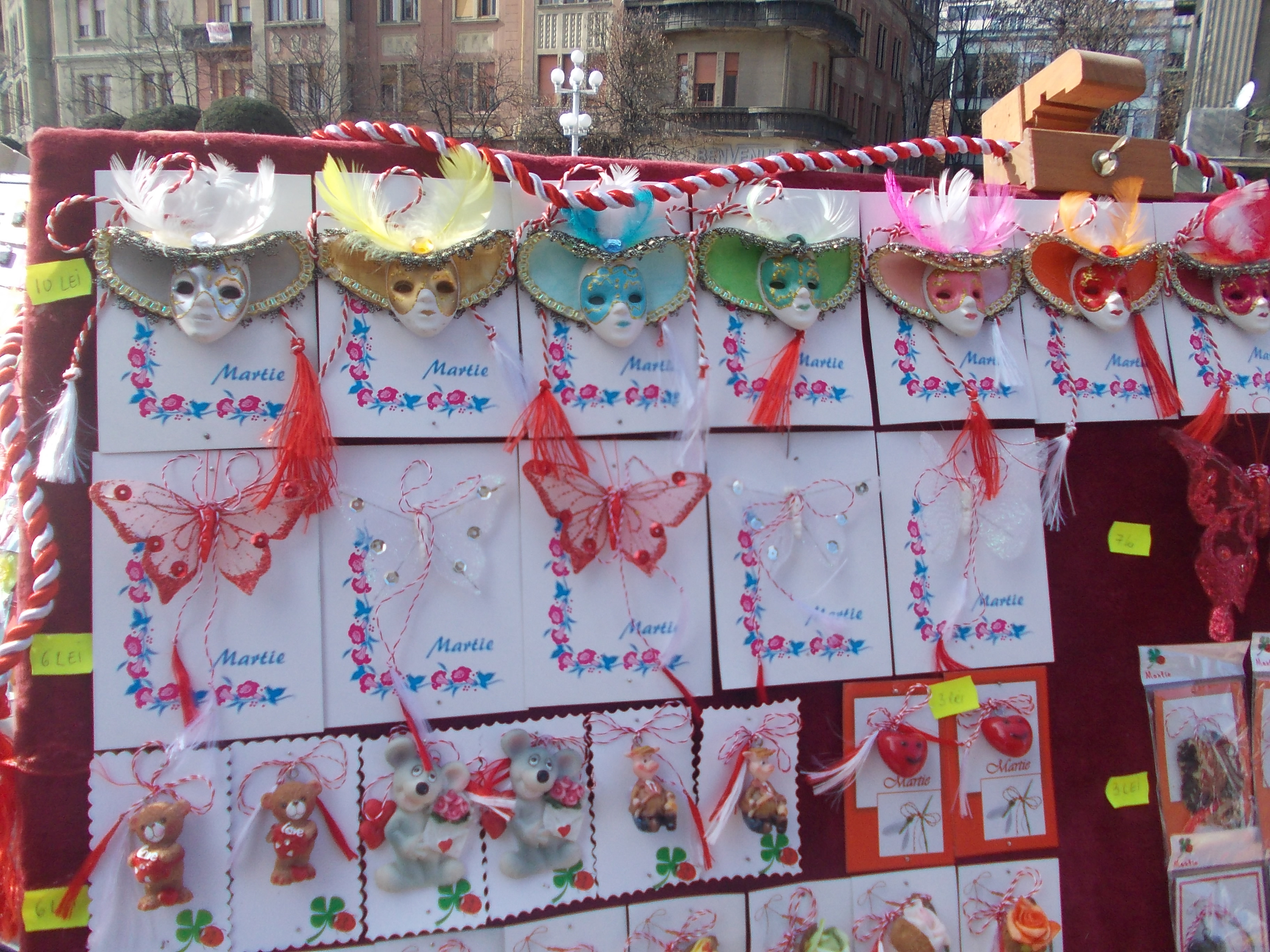 Gama variata de martisoare in Piata Victoriei. Sute de tarabe impanzesc centrul orasului. FOTO