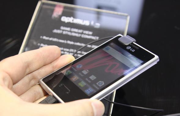 LG Optimus L3 II, prezentat la MWC 2013. Un telefon mic, usor, cu o baterie puternica. VIDEO review