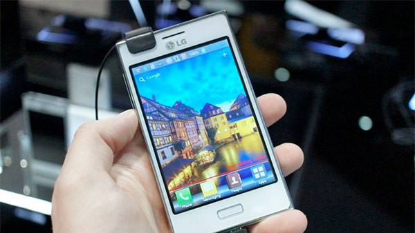 LG Optimus L5 II, la MWC 2013: Functional, accesibil, performant, atragator. VIDEO review