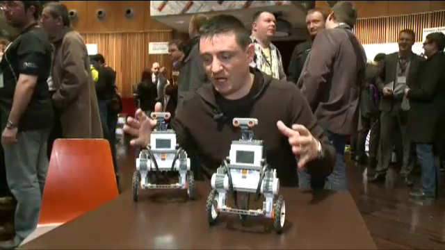 Cele mai distractive jucarii de la MWC 2013. Robotii care nu cad niciodata din picioare. VIDEO