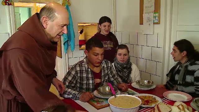 Gest disperat al unui calugar ce are in grija 40 de orfani. "Am cerut resturile din restaurante"