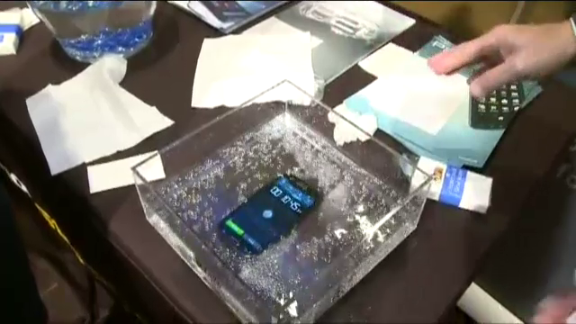 Nanotehnologia a ajuns in carcasa telefoanelor. Cand vei putea inota cu smartphone-ul in buzunar