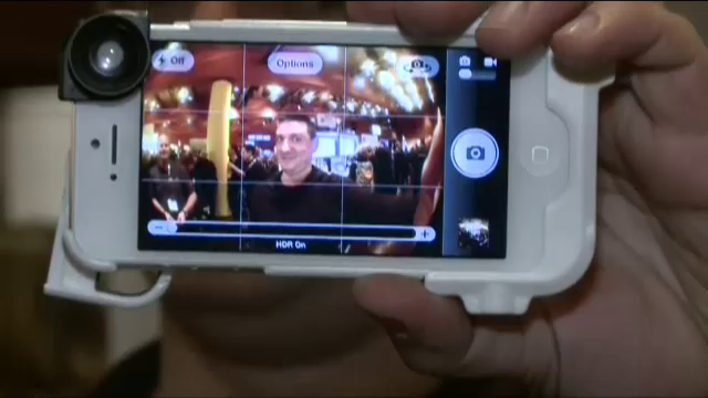 Gadgetul care iti face camera de la iPhone de 3 ori mai puternica, lansat la MWC 2013
