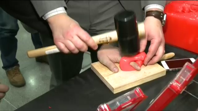 Cel mai puternic material pentru protectia telefonului tau. Cum l-a testat George Buhnici