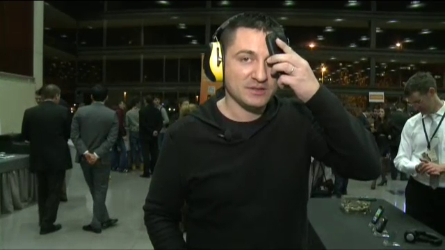 Primul telefon fara difuzor din lume, adus la MWC 2013. Poti vorbi la el si prin pereti. VIDEO