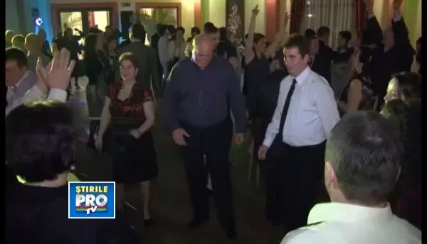 Salbaticiunile pot rasufla usurate, vanatorii si-au pus armele in cui si au pornit la bal