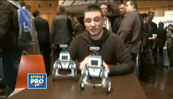 Cele mai distractive jucarii de la MWC 2013. Robotii care nu cad niciodata din picioare. VIDEO
