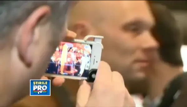 Gadgetul care iti face camera de la iPhone de 3 ori mai puternica, lansat la MWC 2013