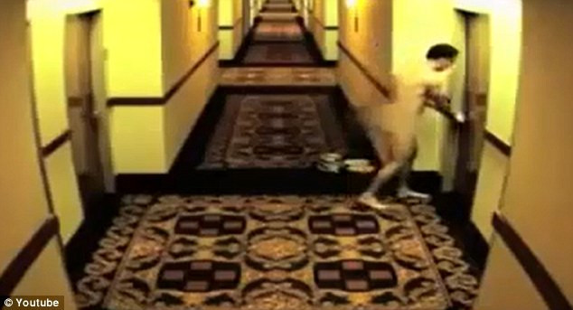 VIDEO. Ce se intampla atunci cand un barbat iese gol din camera de hotel si uita sa-si ia cheile
