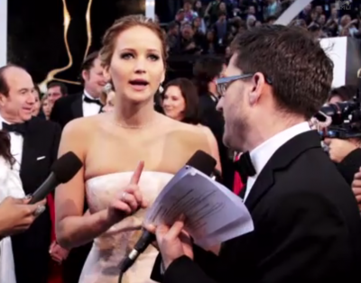 Huffingtonpost.com: Jennifer Lawrence, surprinsa in timp ce fuma o "tigara suspecta". FOTO