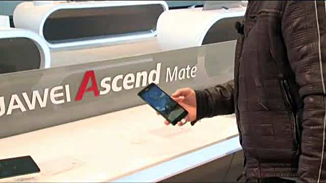 Chinezii de la Huawei se lauda la MWC 2013 cu Ascend Mate, telefonul gigant, si Ascend W1 cu Windows
