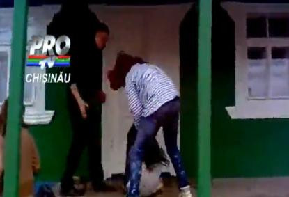 VIDEO socant. O adolescenta din Republica Moldova, batuta de doua fete pana cand lesina