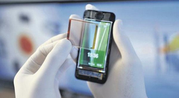 Folia care incarca smartphone-urile cu energie solara